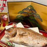 簡単準備！祝い鯛に！お食い初めの定番はこれ！甘くてジューシーな旨味の強い塩焼き真鯛！【塩焼き】 塩焼き真鯛 1〜1.2kg(水揚げ時の重量) 果物や野菜などのお取り寄せ宅配食材通販産地直送アウル