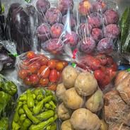 すももと野菜のセット すもも1.6kg、タマネギ1.4kg、ジャガイモ1.3kg、ナス1.3kg、キュウリ1kg、トマト700ｇ、ピーマン300ｇ、シシトウ300ｇの詰め合わせです。 果物や野菜などのお取り寄せ宅配食材通販産地直送アウル