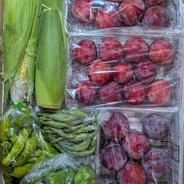 すももと野菜セット スモモ1.5kg、インゲン90g、ピーマン200g、シシトウ140g、トウモロコシ800gの詰め合わせです。 果物や野菜などのお取り寄せ宅配食材通販産地直送アウル