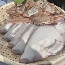 北海道 産今が旬の宗八カレイとズワイガニ🐟️🦀 2.5㎏ 果物や野菜などのお取り寄せ宅配食材通販産地直送アウル