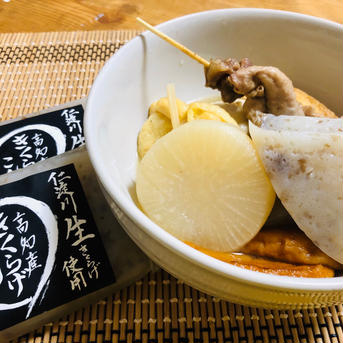 年末年始のめでたい蒟蒻 《生キクラゲ入り蒟蒻〜板こんにゃく》生食(刺身、サラダ)、煮炊きもの両方で使用可能。200g×15袋入 常温配送でお届け。 200g×15袋 野菜/野菜の加工品通販