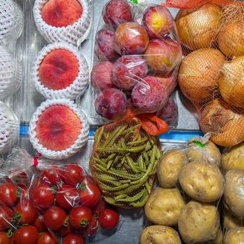 桃と野菜のセット 1.3kg、すもも1.2kg、トマト700g、玉ねぎ1.5kg、ジャガイモ2kg、インゲン200gの詰め合わせです。 野菜/野菜セット・詰め合わせ通販