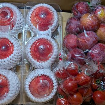 桃と野菜のセット 1.3kg、すもも1.2kg、トマト700g、玉ねぎ1.5kg、ジャガイモ2kg、インゲン200gの詰め合わせです。 野菜/野菜セット・詰め合わせ通販